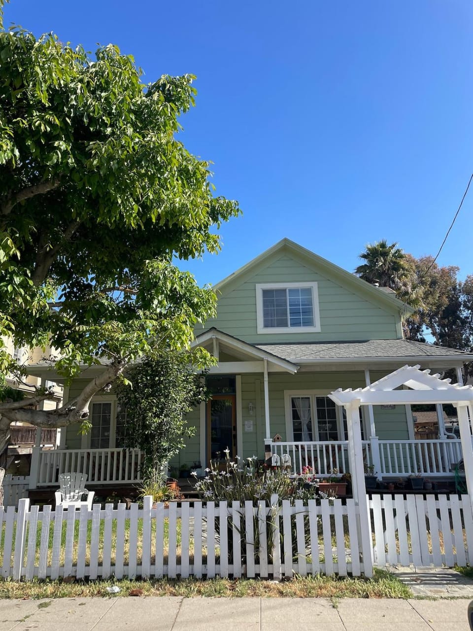 Sunlit Surf House 4BR Downtown Walk to beach House in Santa Cruz