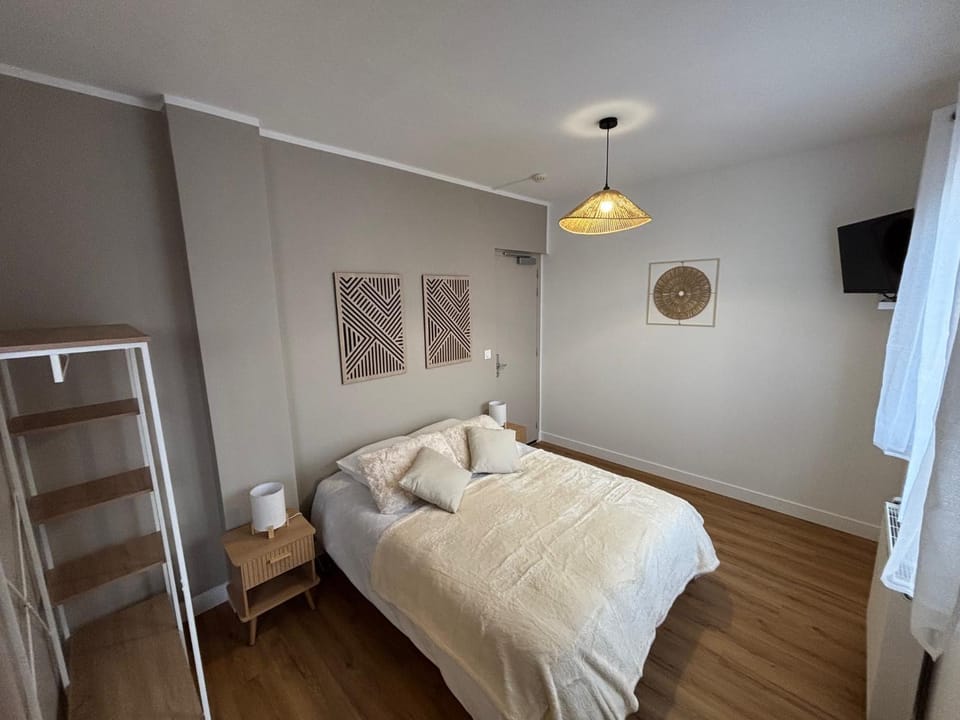 TV and multimedia, Photo of the whole room, Bedroom