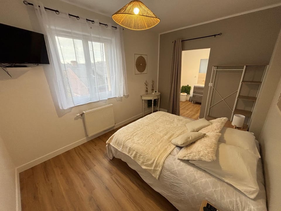 Bed, TV and multimedia, Photo of the whole room, Bedroom