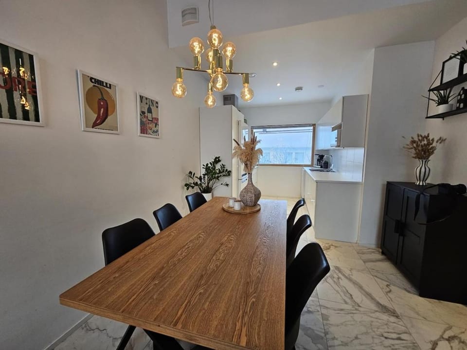 Kitchen or kitchenette, Dining area