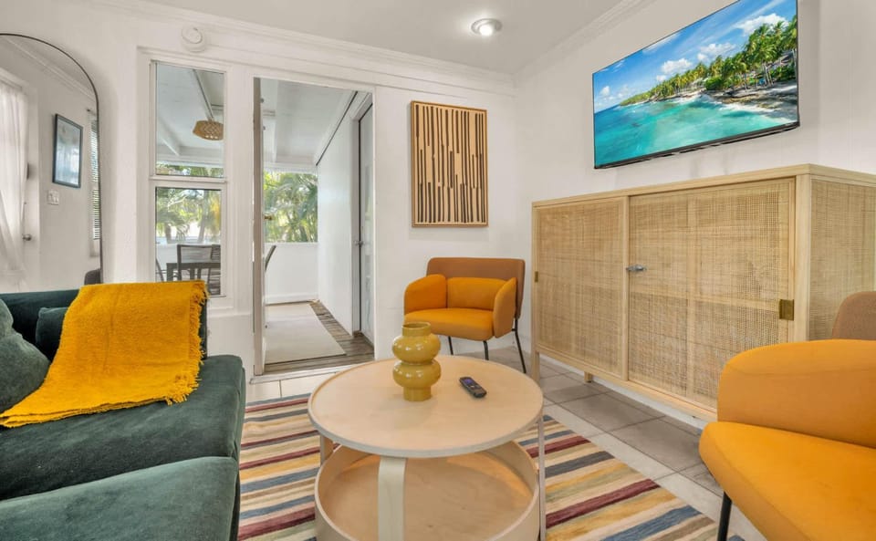 Later Gator - Pool - Canal - Wilton Drive Apartment in Wilton Manors