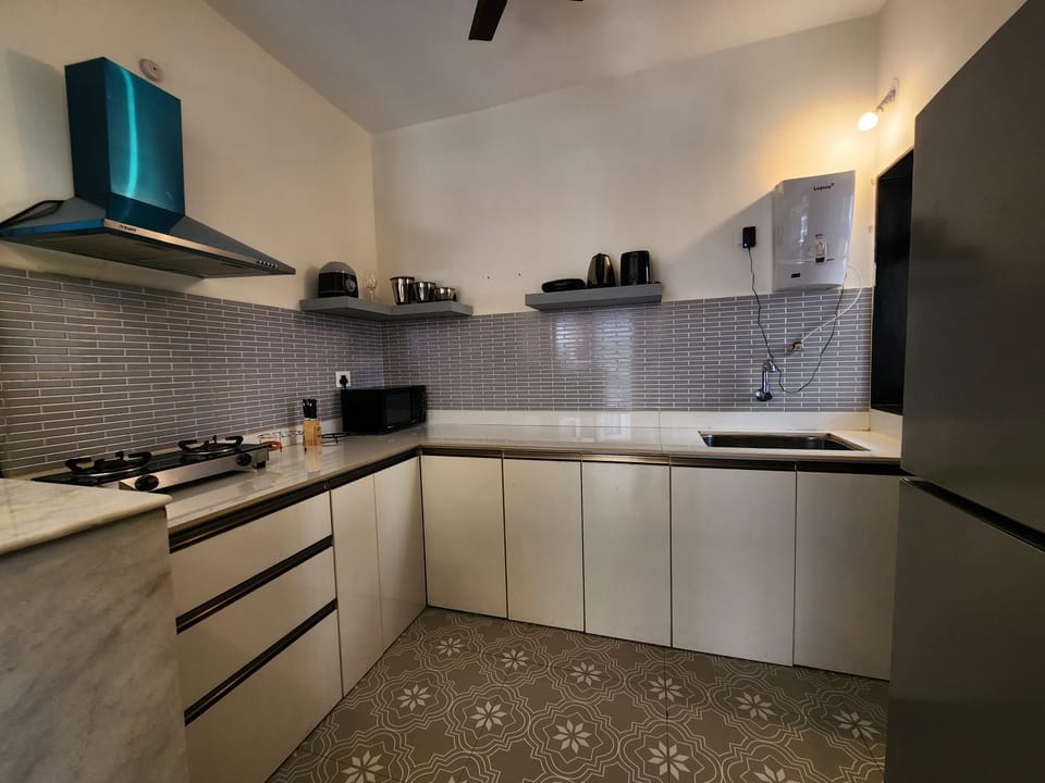 Coffee/tea facilities, Kitchen or kitchenette, stove, toaster