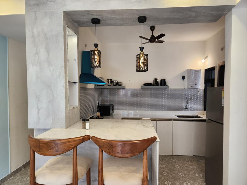Kitchen or kitchenette, Dining area