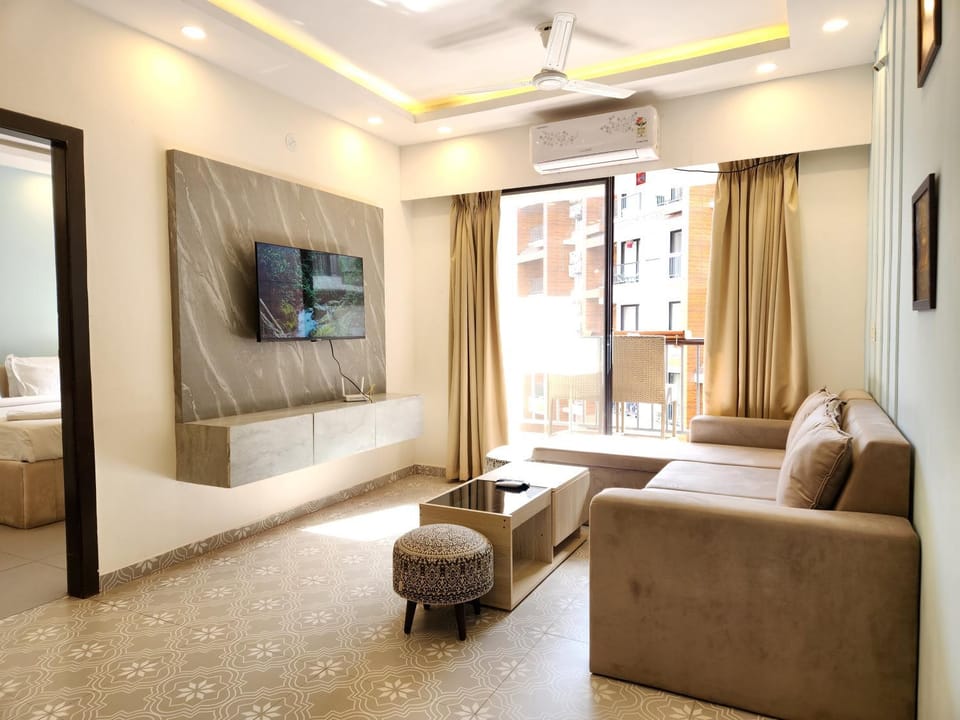 TV and multimedia, Living room, Seating area, Evening entertainment, air conditioner