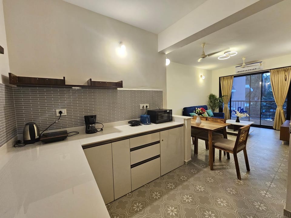 Coffee/tea facilities, Kitchen or kitchenette, Dining area, stove, toaster