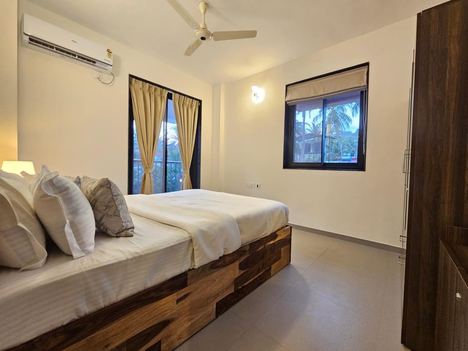 Bed, Photo of the whole room, Bedroom, air conditioner