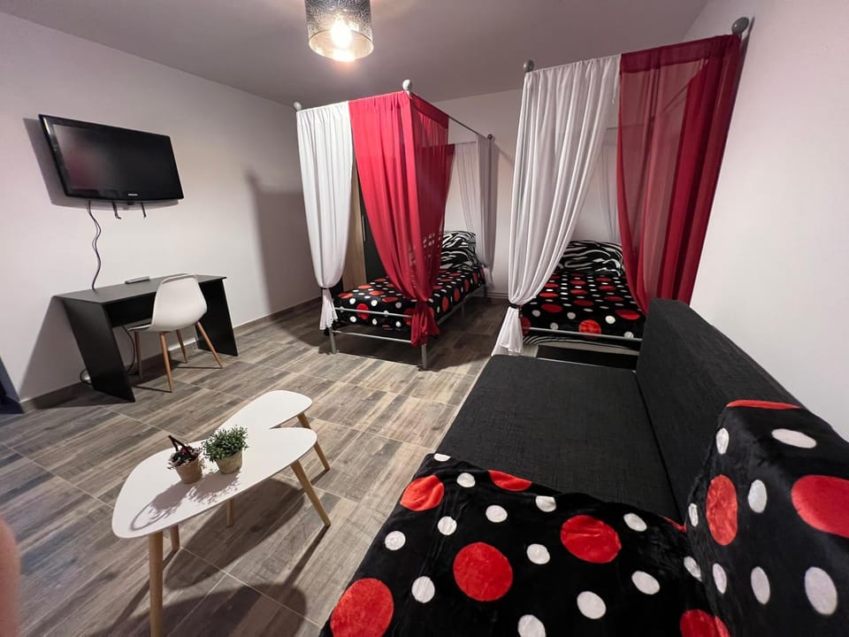 Communal lounge/ TV room, Bed, TV and multimedia, Photo of the whole room, Seating area, Bedroom