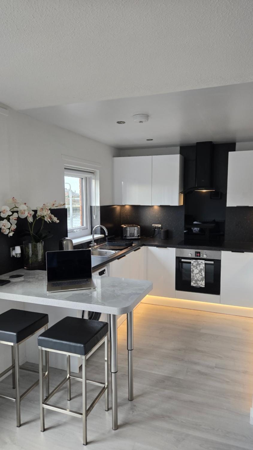 Kitchen or kitchenette, Dining area, stove