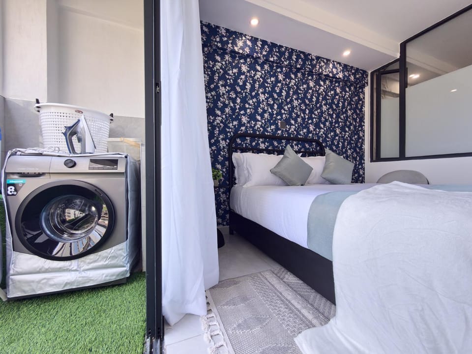 Bed, Balcony/Terrace, Bedroom, washing machine