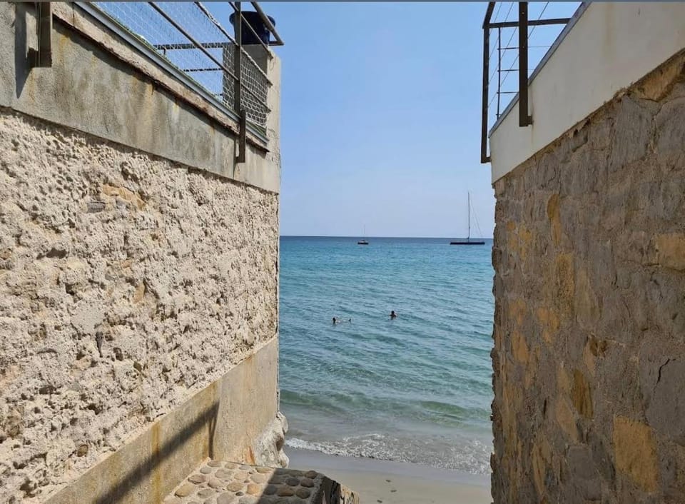 La petite maison près de la mer, avec jardin , parking et clim House in La Ciotat