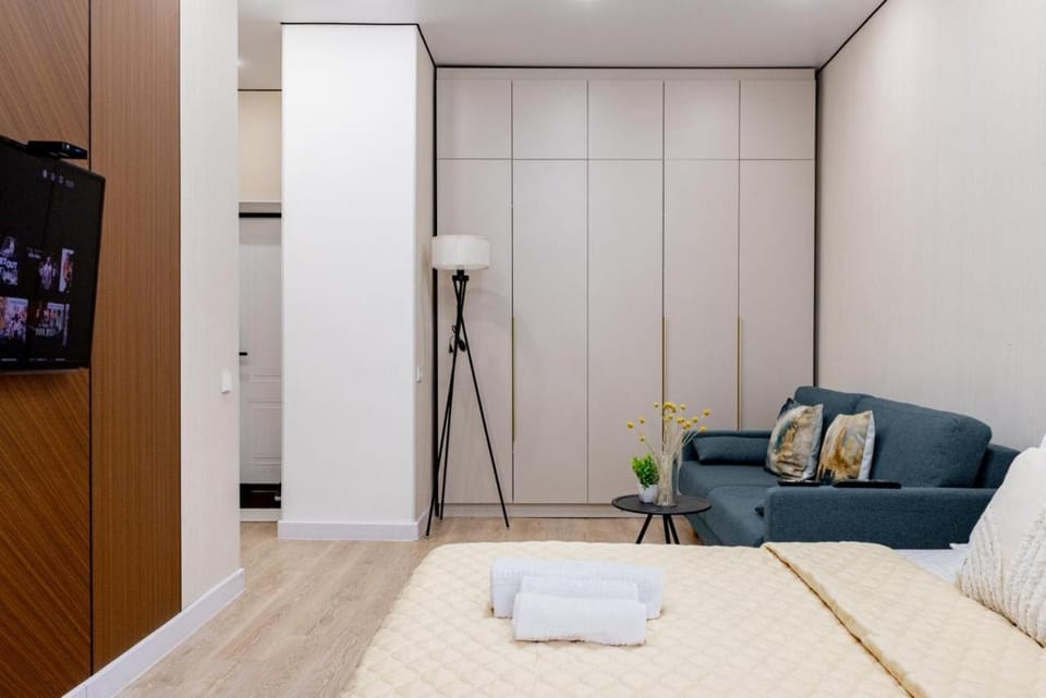 Bed, TV and multimedia, Living room, Photo of the whole room, Seating area, Bedroom, towels, wardrobe