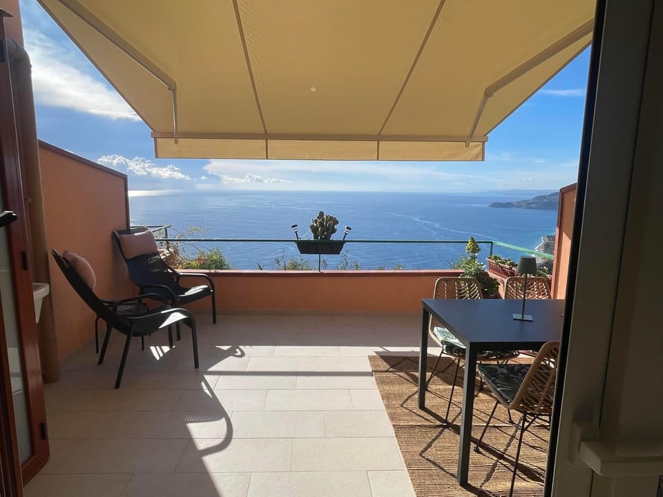 Patio, Balcony/Terrace, Dining area, Mountain view, Sea view