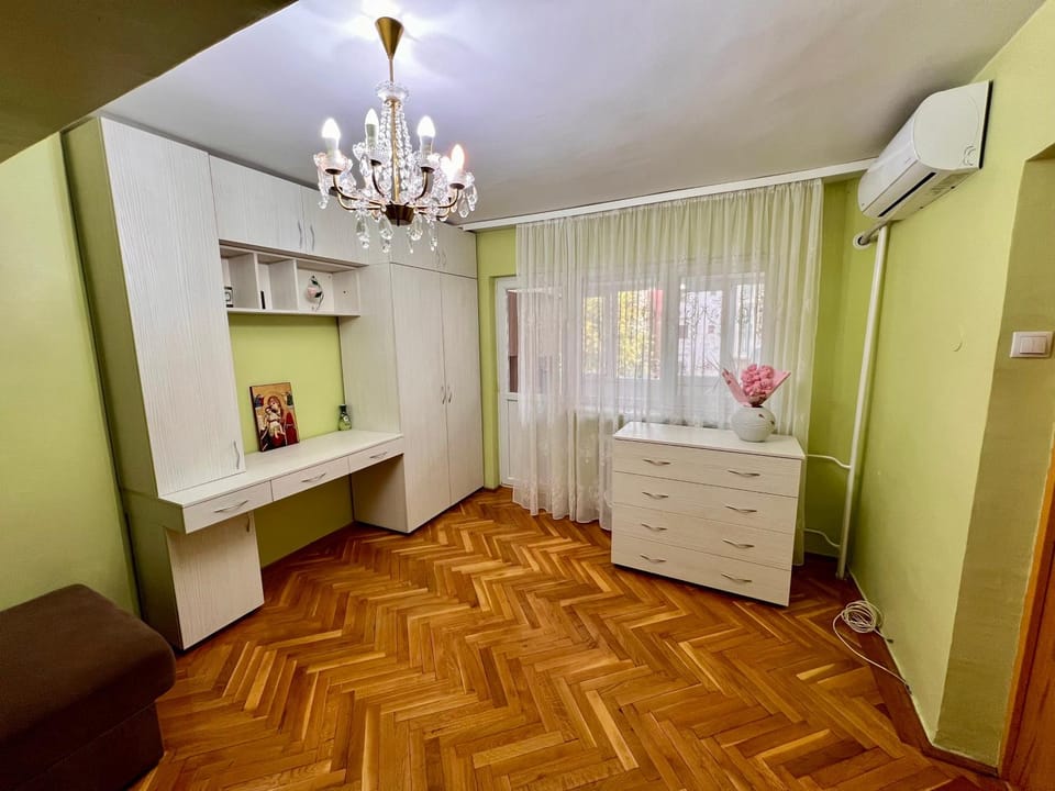 Photo of the whole room, internet, air conditioner