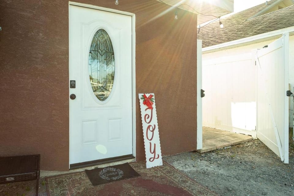 Modern 2BR Home, 2 Queen Beds Near Beaches & Downtown House in Pinellas Park
