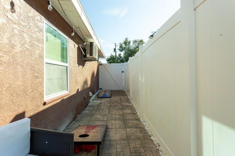 Modern 2BR Home, 2 Queen Beds Near Beaches & Downtown House in Pinellas Park