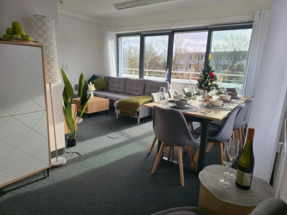 Living room, Food and drinks, Seating area, Dining area, Food