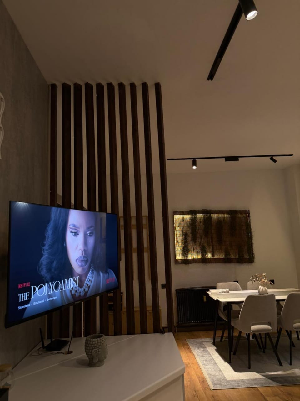 TV and multimedia, Living room, Seating area, Evening entertainment