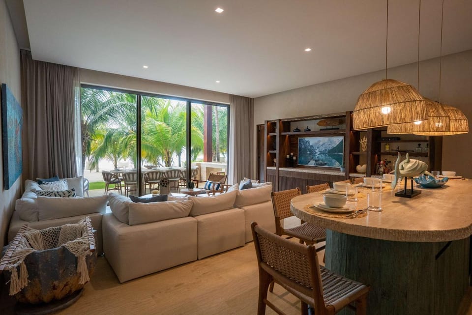 Premium Beachfront - 3BR - Heated Infinity Pool Apartment in Isla Mujeres