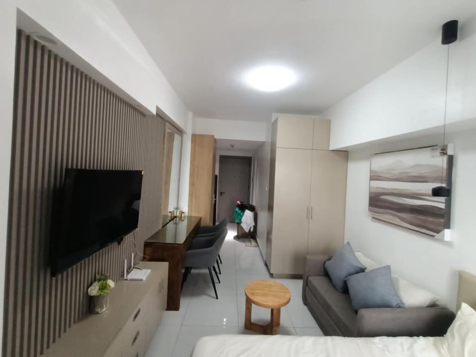Bed, TV and multimedia, Living room, Photo of the whole room, Seating area