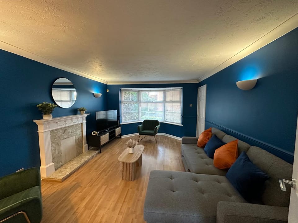 Communal lounge/ TV room, TV and multimedia, Living room, Seating area, Evening entertainment