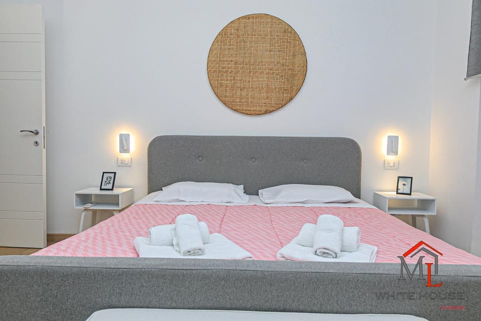 Bed, towels