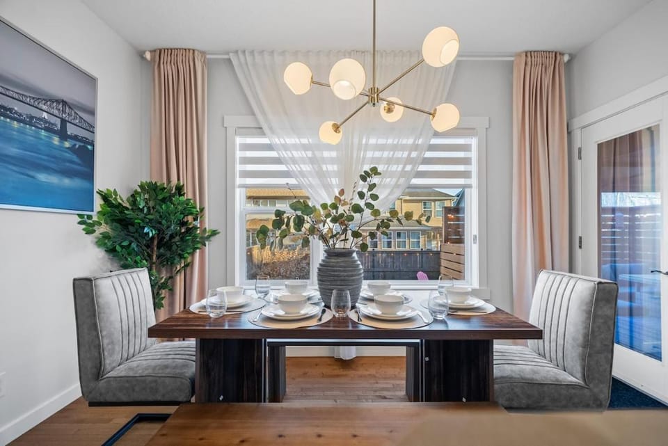 The Copperleaf Luxury Retreat with Hot tub House in Calgary