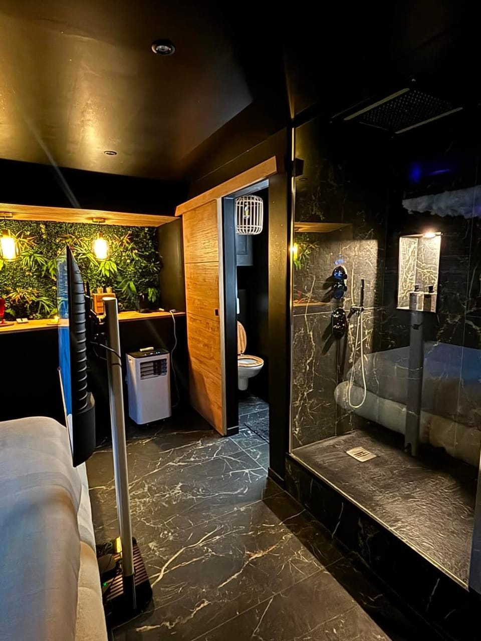 L'écrin Secret Suite & NETFLIX Aubagne-Cassis-Marseille Love hotel in French Riviera