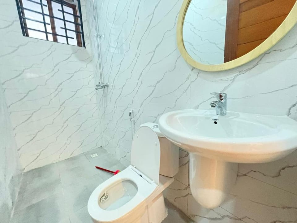 Shower, Toilet
