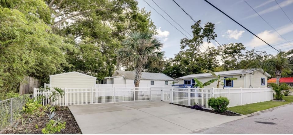 Property building, Facade/entrance, Garden, Quiet street view