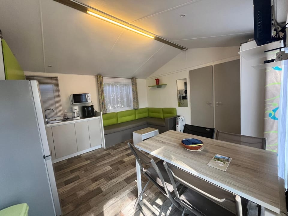 Living room, Dining area, pet friendly, stove