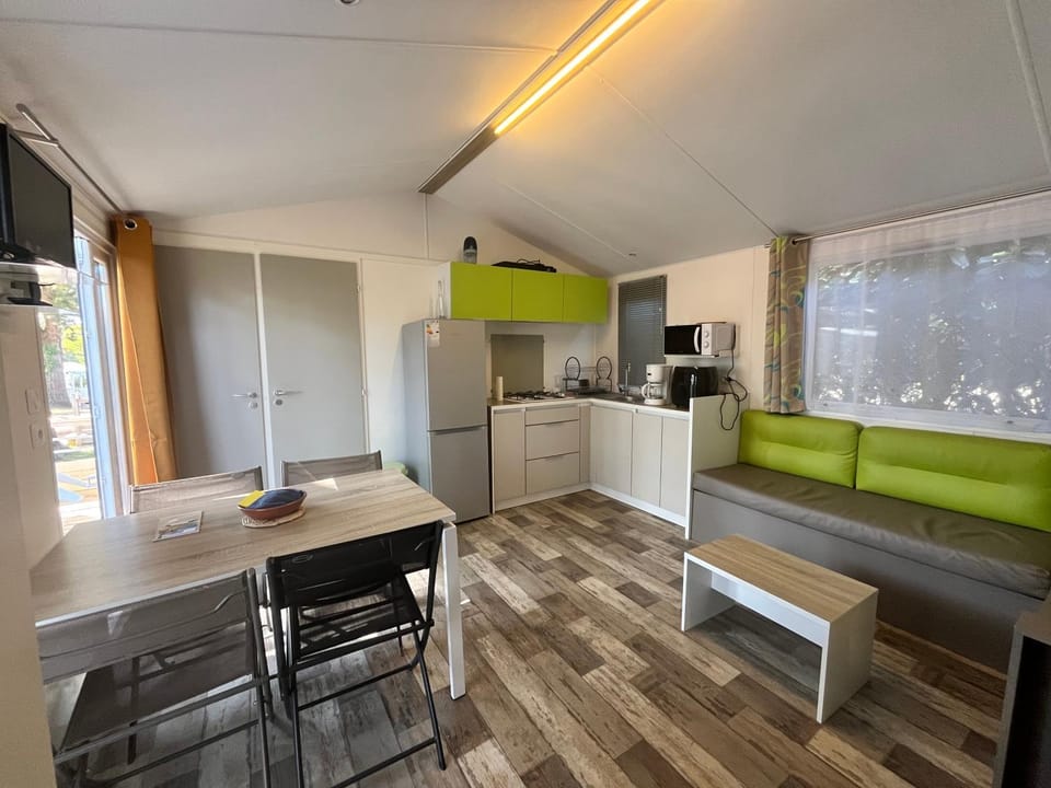 Kitchen or kitchenette, Living room, Seating area, Dining area, pet friendly, stove