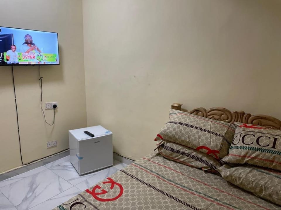 Bed, TV and multimedia, Evening entertainment, Bedroom