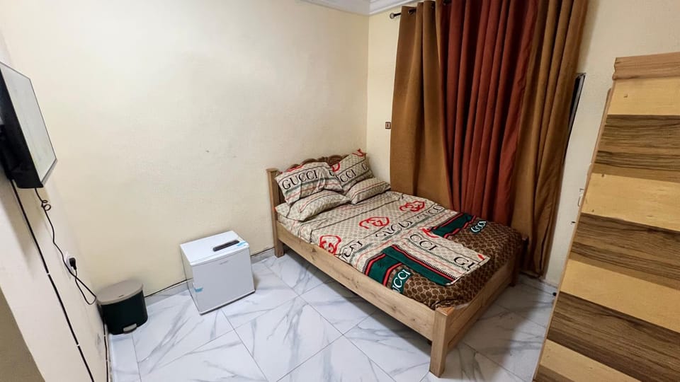 Bed, TV and multimedia, Bedroom
