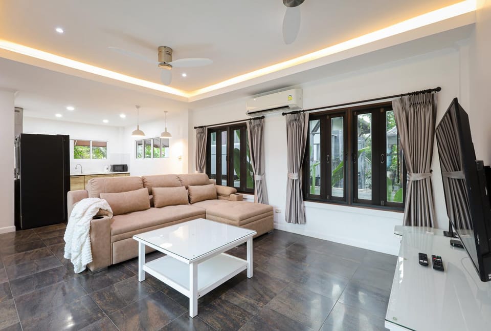 Communal lounge/ TV room, TV and multimedia, Living room, Seating area, Evening entertainment, air conditioner
