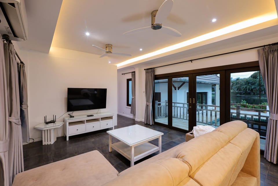 Communal lounge/ TV room, TV and multimedia, View (from property/room), Living room, Seating area