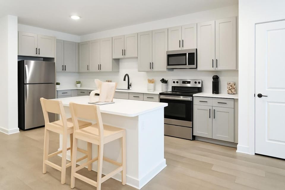 A plus Location WorkerFriendly KINGbed Pool Gym Modern Apartment in Sherman