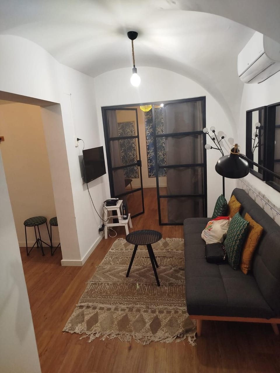 TV and multimedia, Living room, Seating area, air conditioner