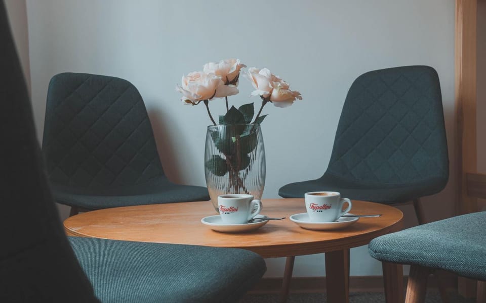 Coffee/tea facilities, Living room, Seating area