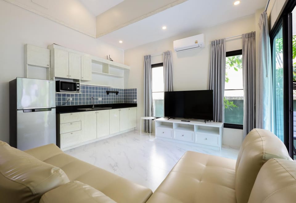 TV and multimedia, Kitchen or kitchenette, Seating area, Dining area, minibar, oven, pet friendly, stove, air conditioner