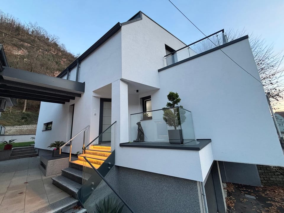 Property building, Patio, Day, Balcony/Terrace