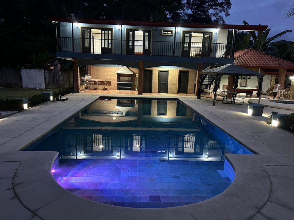 Casa Lapa Herradura con piscina grande privada Bed and Breakfast in Herradura
