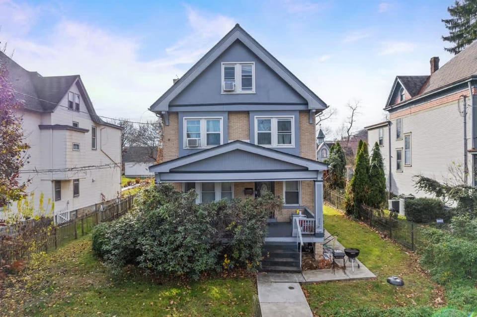 Cozy 1BR King - Near City Airport Apartment in Crafton