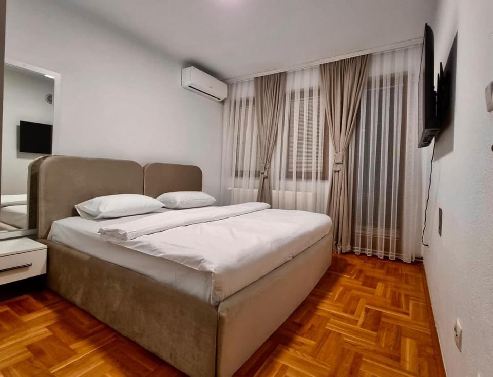 Bed, TV and multimedia, Photo of the whole room, Bedroom, air conditioner