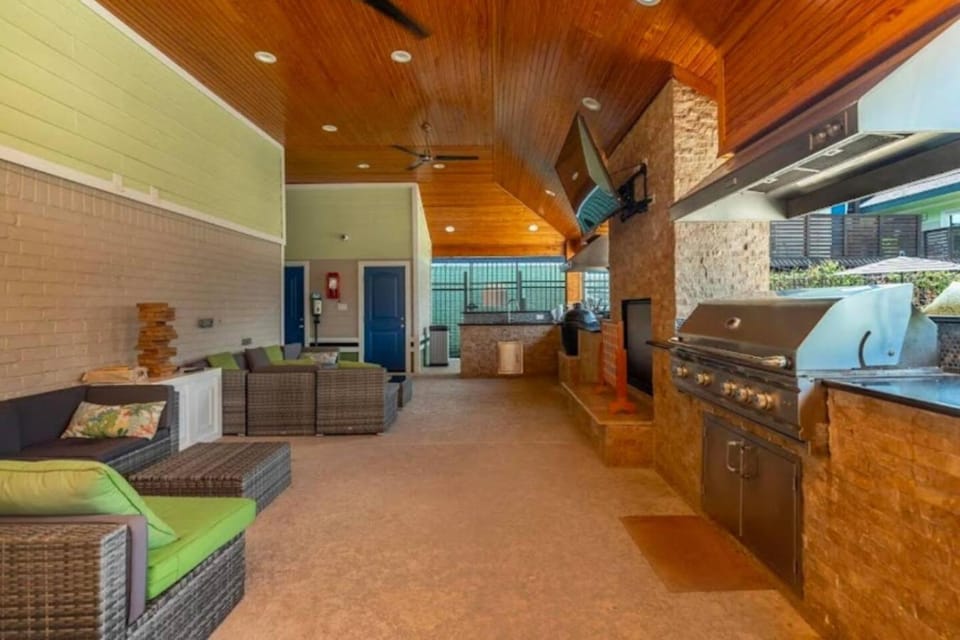 KINGbed w pool gym BBQ at theHeights LongStayDiscount Apartment in Houston