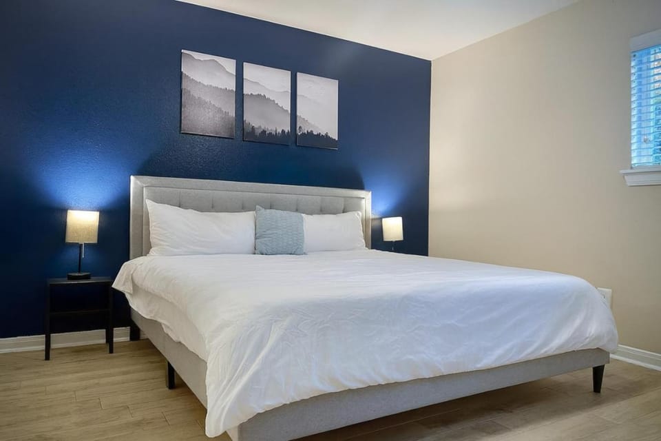KINGbed w pool gym BBQ at theHeights LongStayDiscount Apartment in Houston