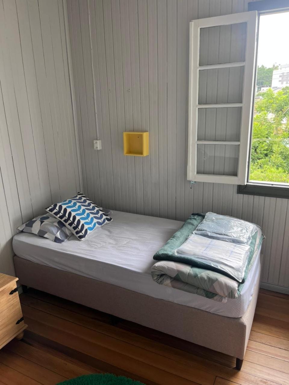 Bed, towels