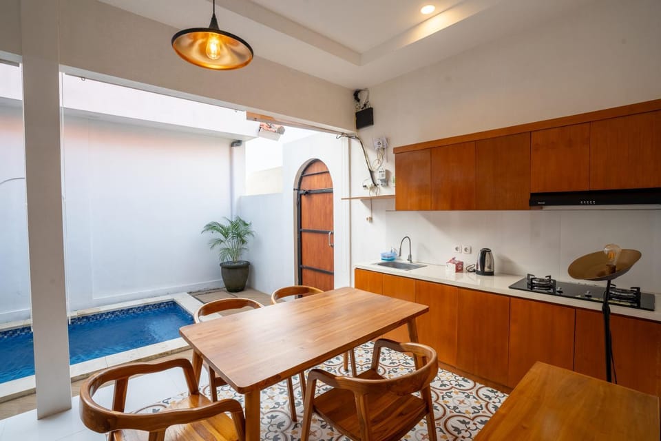 Kitchen or kitchenette, Dining area