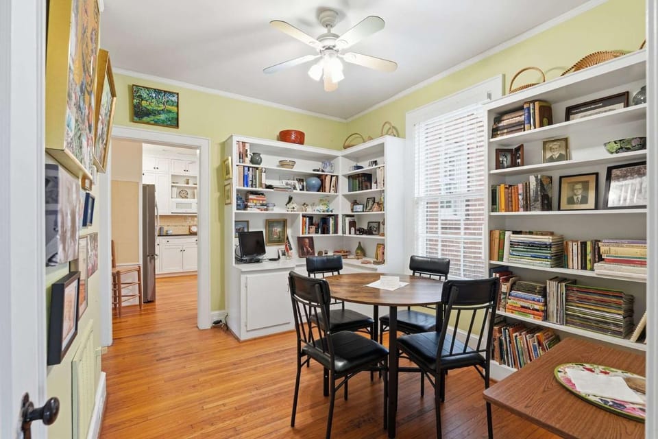 Classic Davidson Retreat 4BR Walk to Downtown House in Cornelius