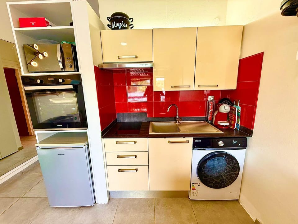 Kitchen or kitchenette, oven, stove, washing machine