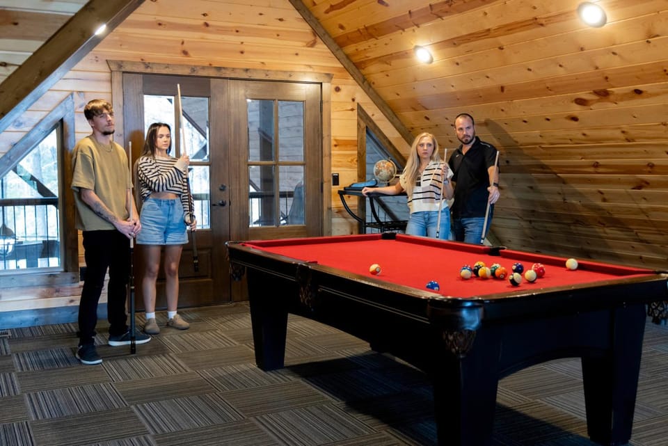 4 King Suits Deck Playground Hot Tub EV Chalet in Broken Bow